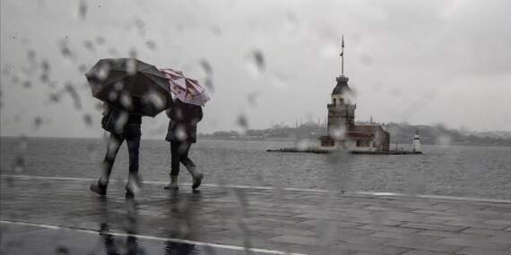 İstanbul’da Dolu Alarmı! Yollar Göle Döndü