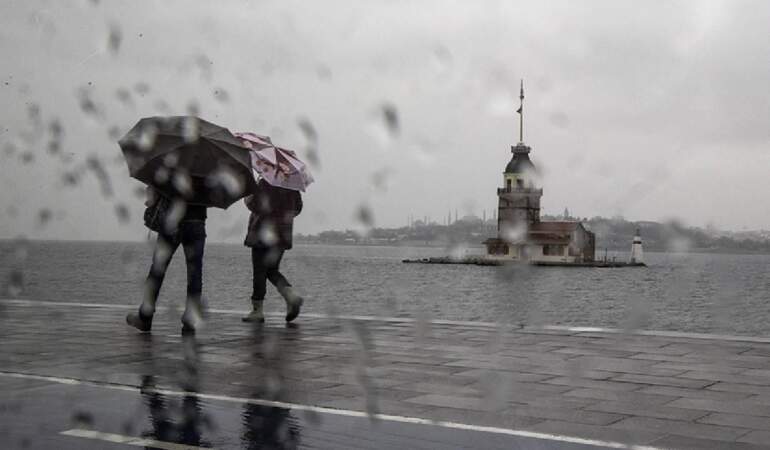 İstanbul’da Dolu Alarmı! Yollar Göle Döndü