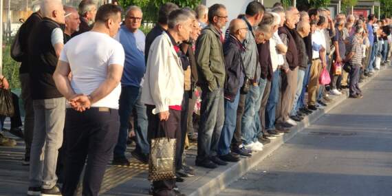 İzmir’de 23 Bin İşçi Grevde: Ulaşımda Büyük Kaos! Duraklarda Metrelerce Kuyruk Oluştu