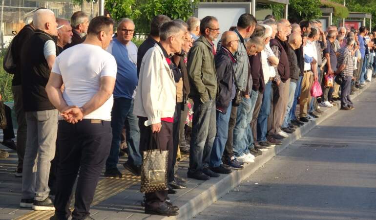 İzmir’de 23 Bin İşçi Grevde: Ulaşımda Büyük Kaos! Duraklarda Metrelerce Kuyruk Oluştu