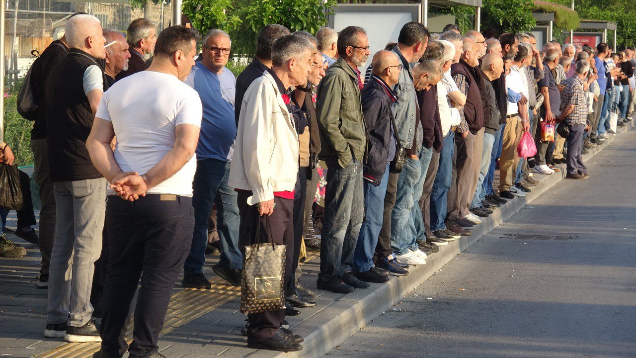 İzmir’de 23 Bin İşçi Grevde: Ulaşımda Büyük Kaos! Duraklarda Metrelerce Kuyruk Oluştu