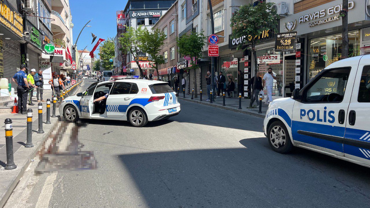 Küçükçekmece’de Feci Kaza: Fenalaşıp Yere Yığılan Adamın Üzerinden Araç Geçti