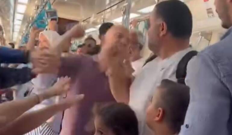 Marmaray’da Yumruklu Kavga: Saniye Saniye Kameralarda