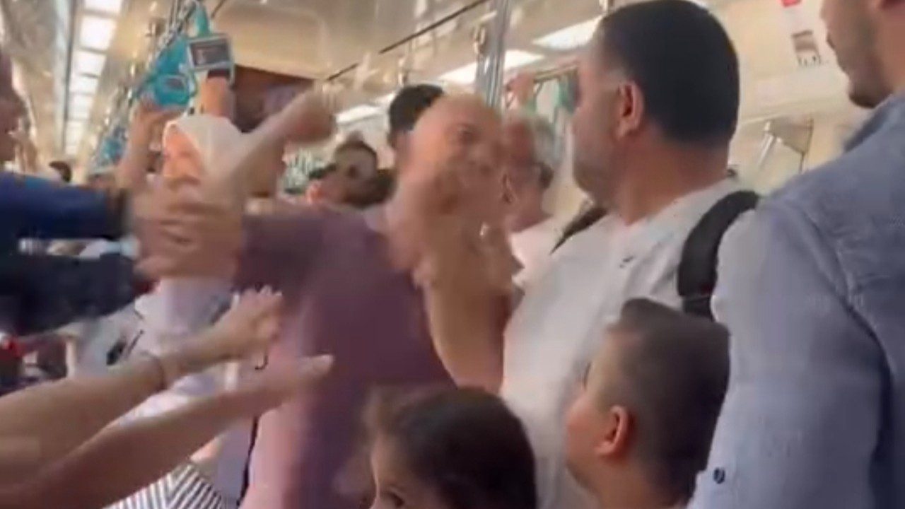 Marmaray’da Yumruklu Kavga: Saniye Saniye Kameralarda