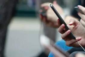 Meğer Telefonlardaki Bu İşaret ‘Dinleniyorsunuz’ Uyarısıymış! Bu Detayı Görürseniz Dikkat