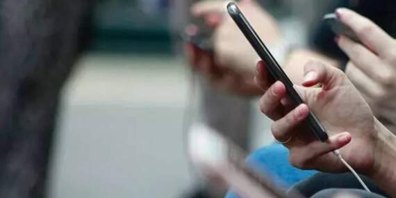 Meğer Telefonlardaki Bu İşaret ‘Dinleniyorsunuz’ Uyarısıymış! Bu Detayı Görürseniz Dikkat