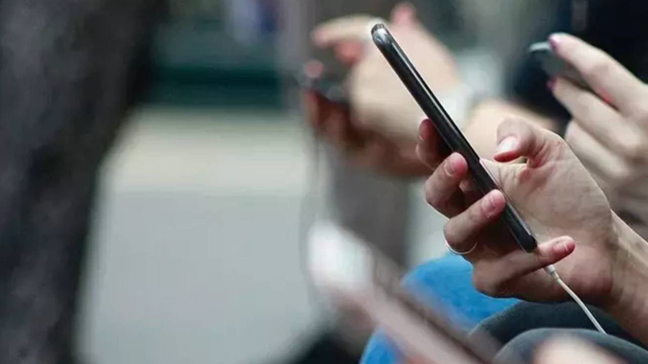 Meğer Telefonlardaki Bu İşaret ‘Dinleniyorsunuz’ Uyarısıymış! Bu Detayı Görürseniz Dikkat