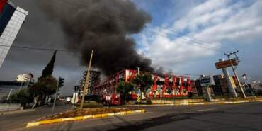 Mersin’de Fabrika Yangını! Patlama Sesleri Duyuluyor