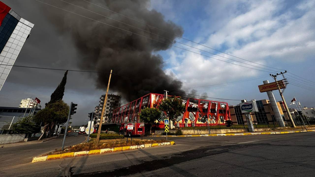 Mersin’de Fabrika Yangını! Patlama Sesleri Duyuluyor
