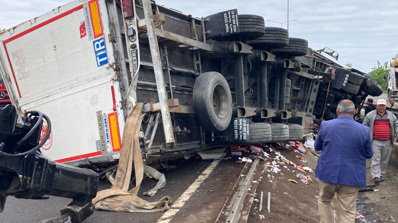 Ordu’da Feci Kaza: Tır Devrildi, Sürücünün Kolu Koptu