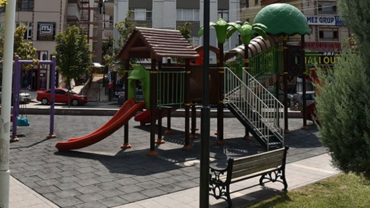 Parkta Dehşet: 7 Yaşındaki Çocuk Beyin Kanaması Geçirdi