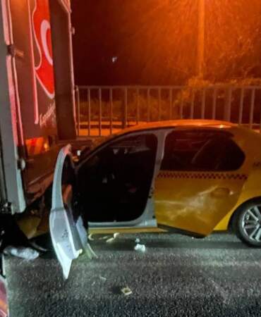 Sakarya’da Korkunç Kaza! Kamyonete Ok Gibi Saplandı