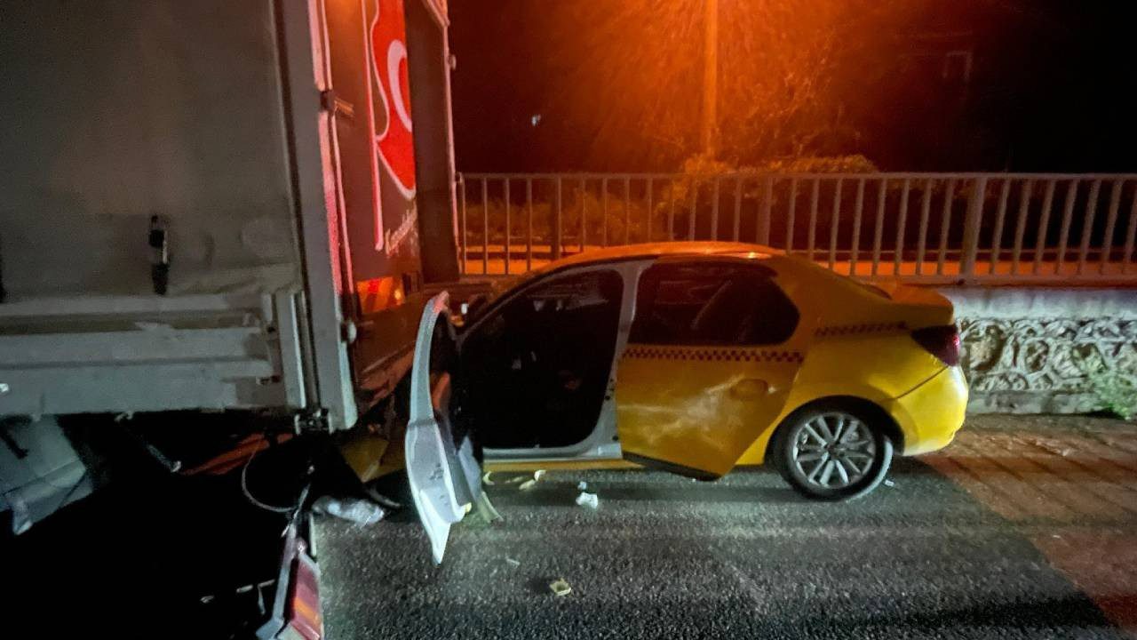 Sakarya’da Korkunç Kaza! Kamyonete Ok Gibi Saplandı