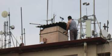 Şehir Şehir Gezip İntihar Girişiminde Bulunuyor… 100’den Fazla Defa Çatıya Çıkan Adam Tekrar İkna Edildi