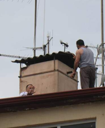 Şehir Şehir Gezip İntihar Girişiminde Bulunuyor… 100’den Fazla Defa Çatıya Çıkan Adam Tekrar İkna Edildi