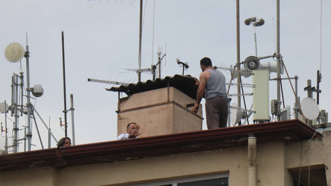 Şehir Şehir Gezip İntihar Girişiminde Bulunuyor… 100’den Fazla Defa Çatıya Çıkan Adam Tekrar İkna Edildi