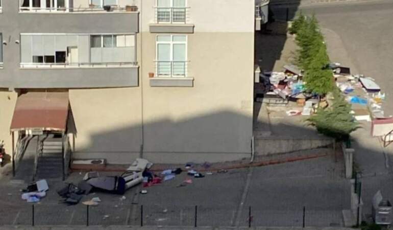 Sinir Krizi Geçirdi, Evdeki Eşyaları Camdan Attı