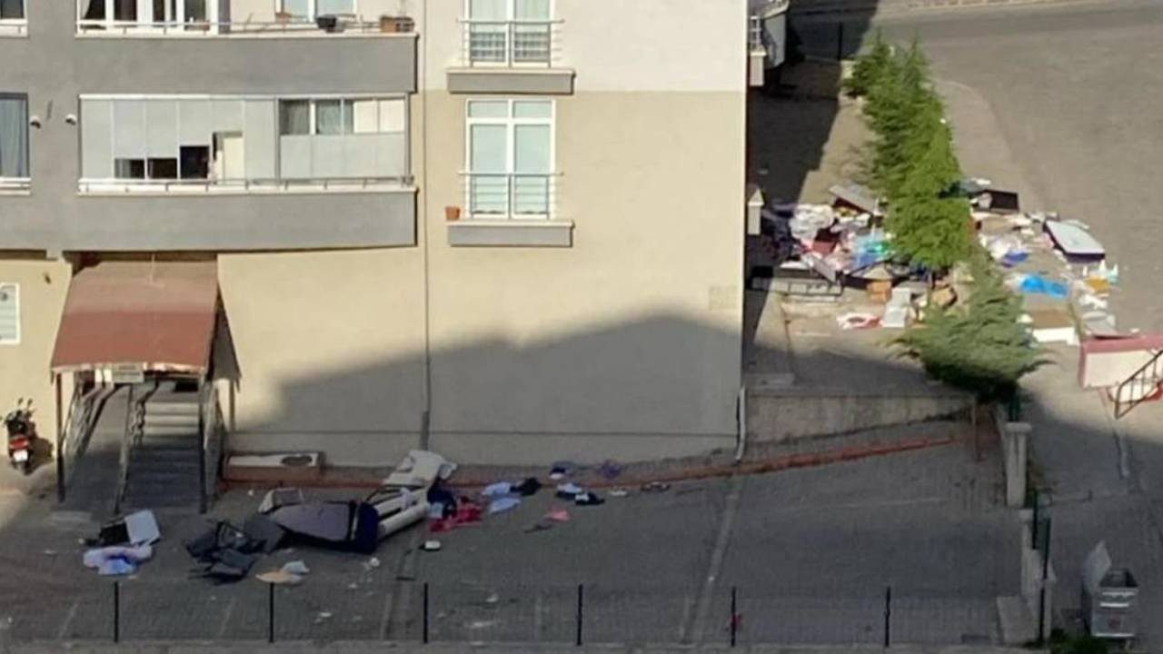 Sinir Krizi Geçirdi, Evdeki Eşyaları Camdan Attı