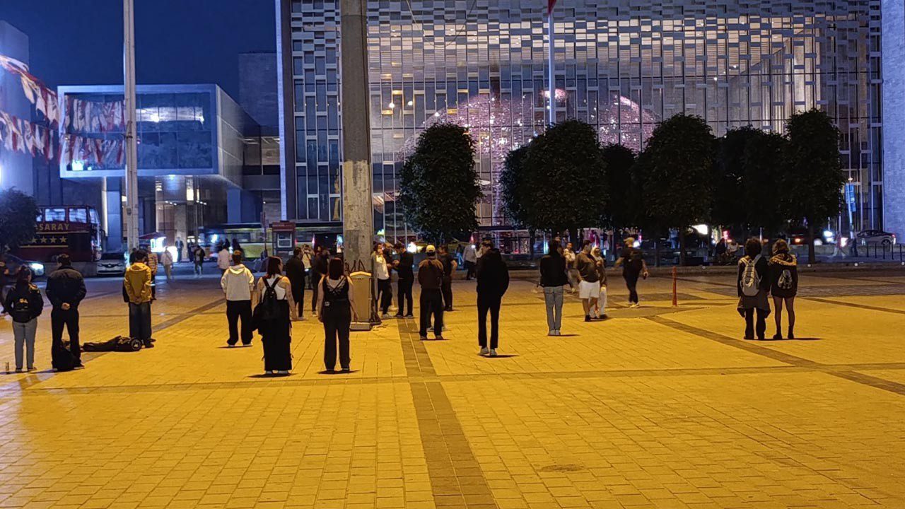 Taksim’de Gezi’nin Yıldönümünde ‘Duran Adam’ Eylemi! 18 Genç Gözaltına Alındı