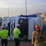 TEM Otoyolu’nda Tır Devrildi, Trafik Tek Şeride Düştü