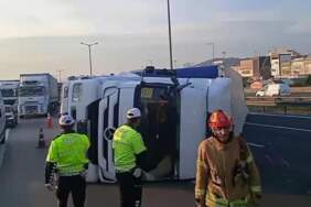 TEM Otoyolu’nda Tır Devrildi, Trafik Tek Şeride Düştü