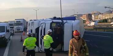 TEM Otoyolu’nda Tır Devrildi, Trafik Tek Şeride Düştü