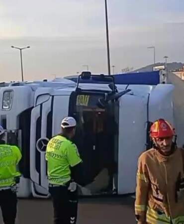TEM Otoyolu’nda Tır Devrildi, Trafik Tek Şeride Düştü