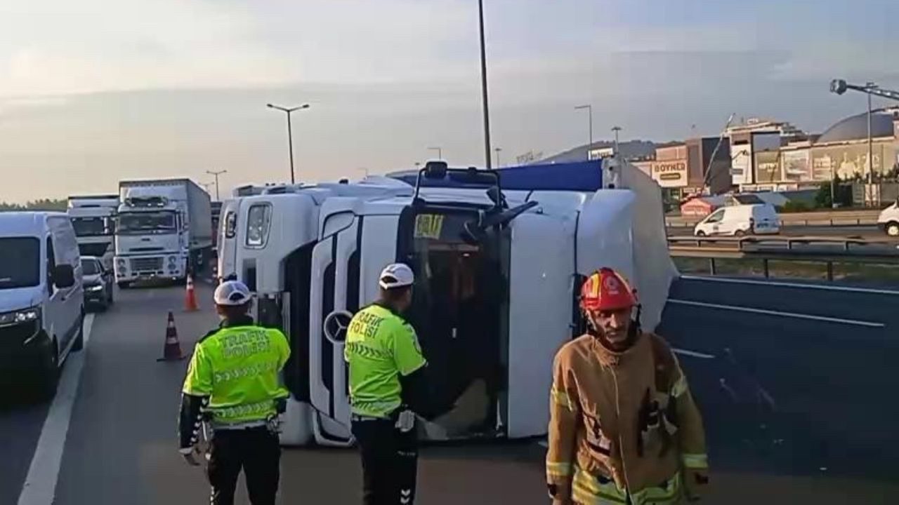TEM Otoyolu’nda Tır Devrildi, Trafik Tek Şeride Düştü