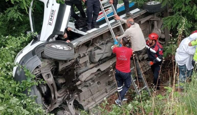 Trabzon’da Şehir İçi Dolmuş Şarampole Yuvarlandı