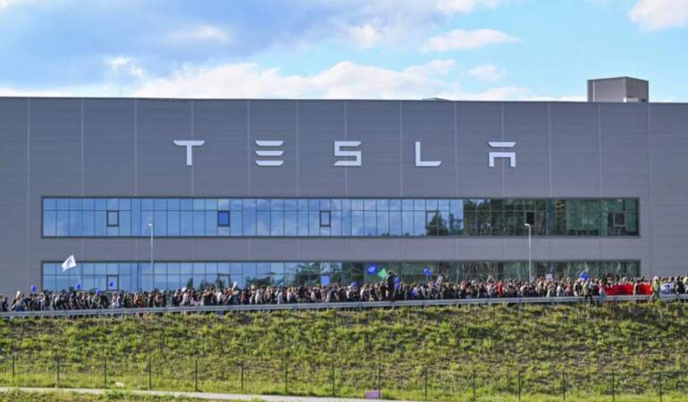 Türkiye’de Dakikalar İçinde Tükendi: Tesla’dan Flaş Açıklama Geldi