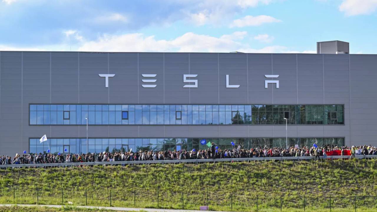 Türkiye’de Dakikalar İçinde Tükendi: Tesla’dan Flaş Açıklama Geldi