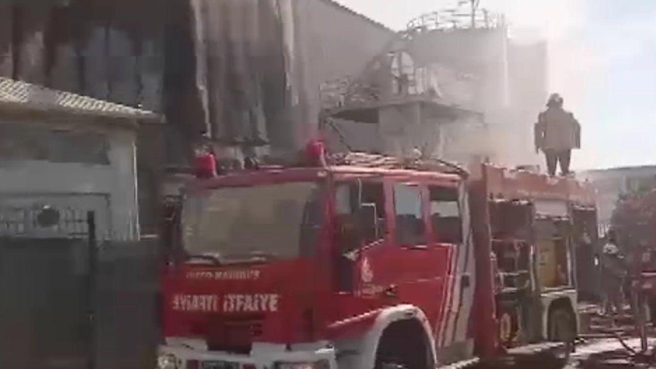 Tuzla’da Fabrika Yangını! Dış Cepheye de Sıçradı