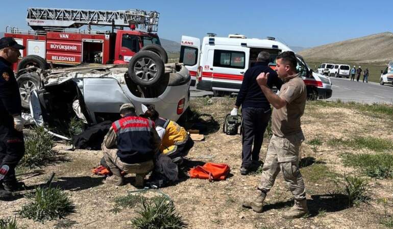 Van’da Feci Kaza! Kafa Kafaya Çarpıştılar, Ölü ve Yaralılar Var
