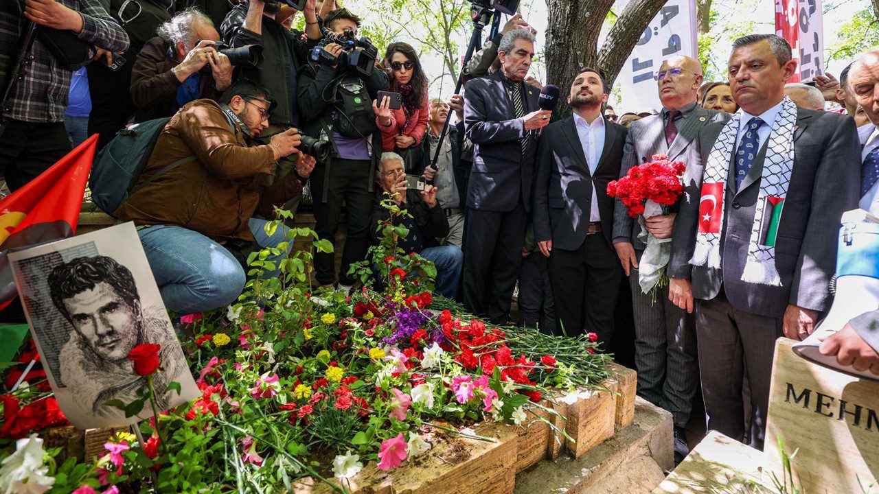 Yeniçağ Gazetesinden CHP’yi Hedef Alan ‘Deniz Gezmiş’ Yazısı! Tartışmaları Fitilledi, Sosyal Medya İkiye Bölündü