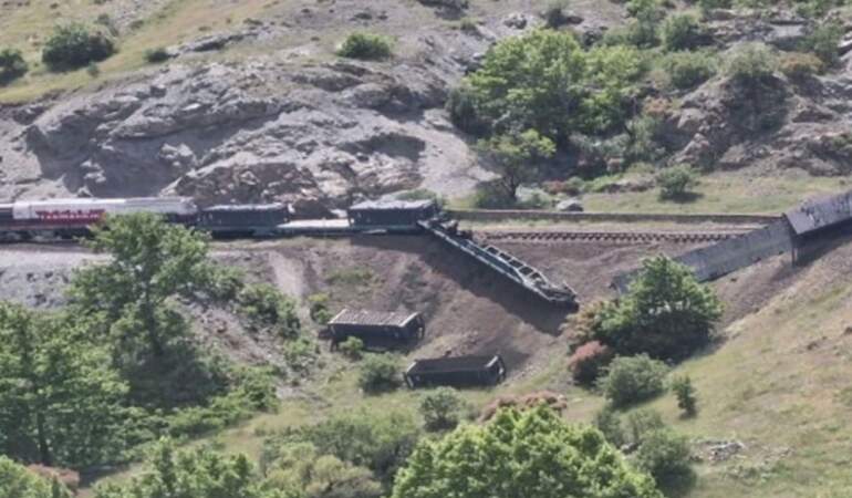 Yük Treni Raydan Çıktı: O Anlar Kamerada