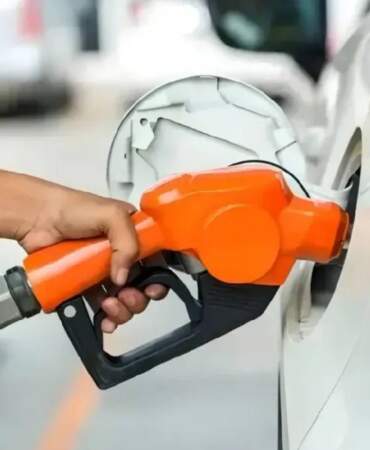 Dizel de 50 lira sınırında: Benzinin ardından motorine de zam