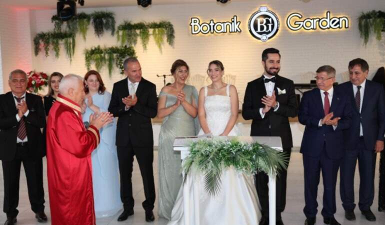 Siyaset dünyası Eski Bursa Valisi Küçük’ün oğlunun nikahında buluştu: Davutoğlu ve Efkan Ala şahitlik yaptı