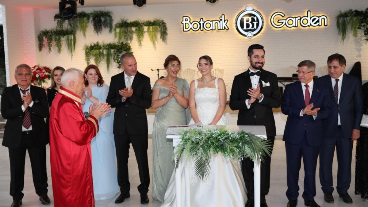 Siyaset dünyası Eski Bursa Valisi Küçük’ün oğlunun nikahında buluştu: Davutoğlu ve Efkan Ala şahitlik yaptı