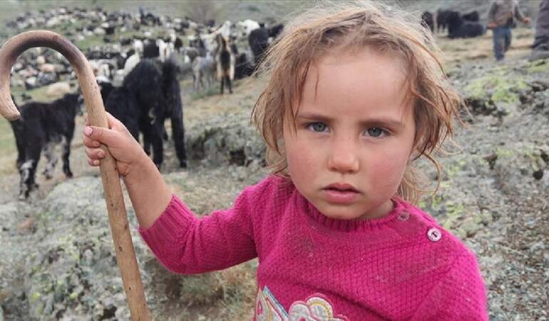 1 ay boyunca yol gidiyorlar, 6 ay boyunca gelmiyorlar! Bin yıllık gelenek: Çoluk çocuk hepsi terk ediyor