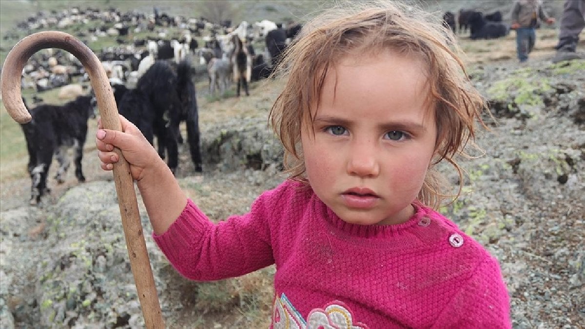 1 ay boyunca yol gidiyorlar, 6 ay boyunca gelmiyorlar! Bin yıllık gelenek: Çoluk çocuk hepsi terk ediyor