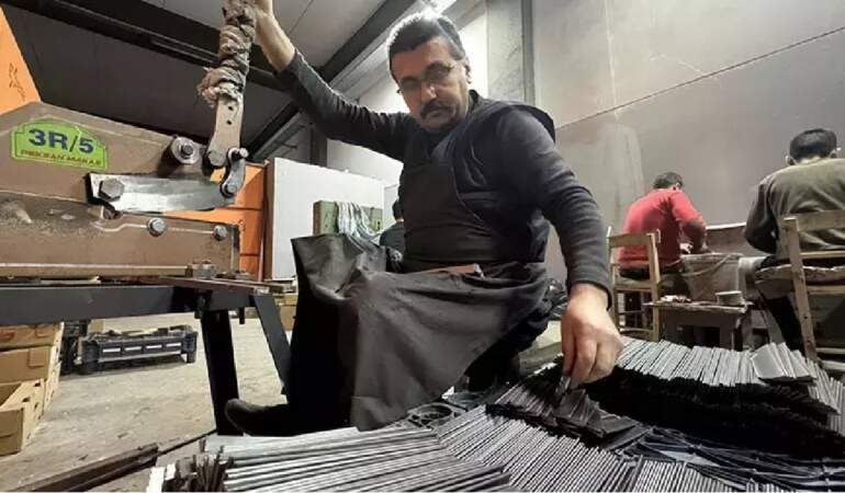 Eşinin atadan kalma mesleğine sahip çıktı! 15 kişiye ekmek kapısı oluyor, 24 ülkeden gelen siparişlere yetişemiyor