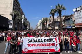 İzmir’de grev beşinci gününde: Başkan çöp topladı, grevi kırdı