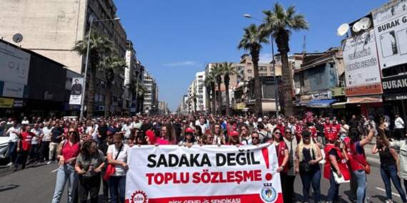 İzmir’de grev beşinci gününde: Başkan çöp topladı, grevi kırdı