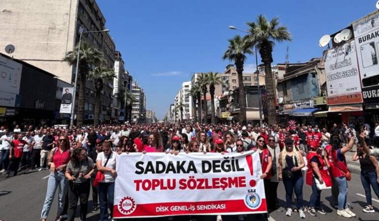 İzmir’de grev beşinci gününde: Başkan çöp topladı, grevi kırdı
