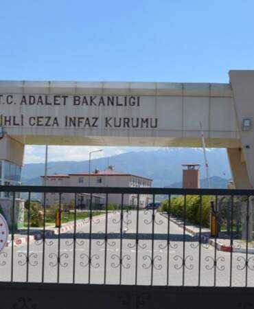 Manisa’da trajikomik olay: 16 yıl hapis cezası olan hükümlü iddia oynarken yakalandı