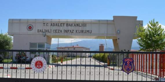 Manisa’da trajikomik olay: 16 yıl hapis cezası olan hükümlü iddia oynarken yakalandı