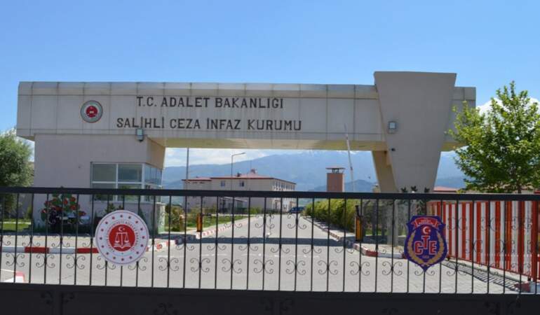 Manisa’da trajikomik olay: 16 yıl hapis cezası olan hükümlü iddia oynarken yakalandı