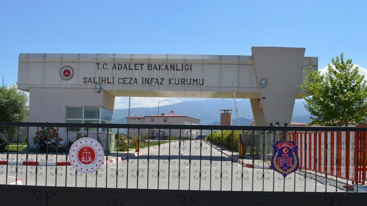 Manisa’da trajikomik olay: 16 yıl hapis cezası olan hükümlü iddia oynarken yakalandı