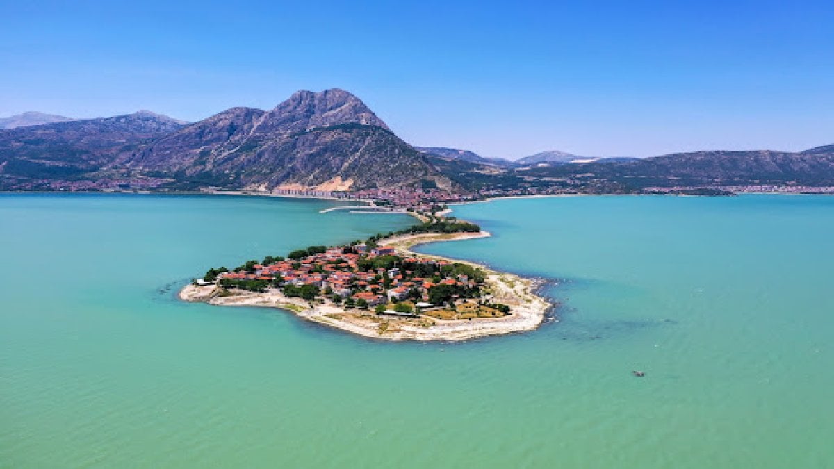 Burası Norveç değil! Türkiye’nin masalsı gölü göreni büyülüyor