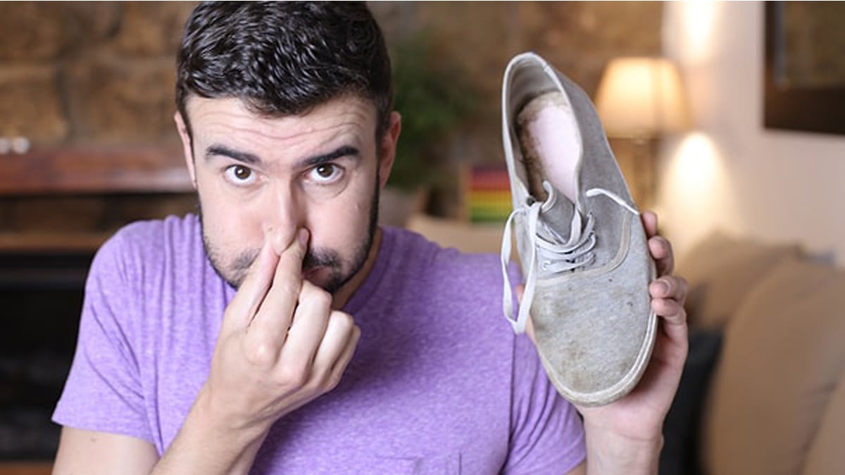 Sadece 1 gecede ayakkabı kokusunu yok edin! Evdeki malzemelerle uygulayabileceğiniz 6 etkili çözüm